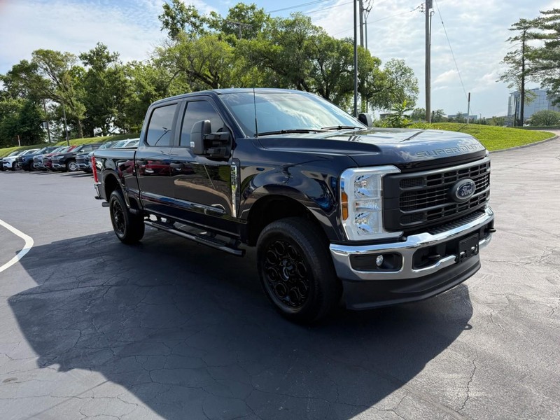 Ford Super Duty F-250 SRW Vehicle Full-screen Gallery Image 8