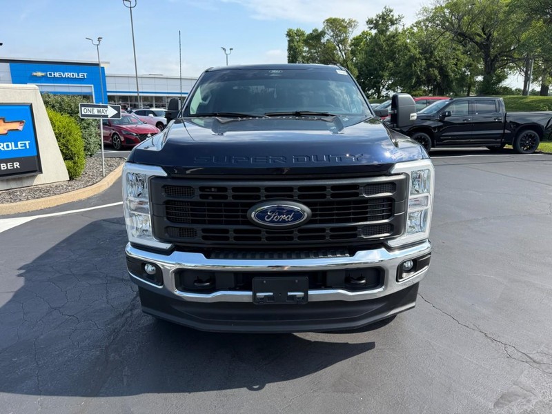 Ford Super Duty F-250 SRW Vehicle Full-screen Gallery Image 9