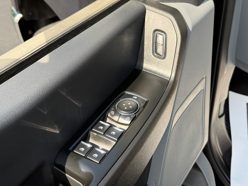 Ford Super Duty F-250 SRW Vehicle Full-screen Gallery Image 10