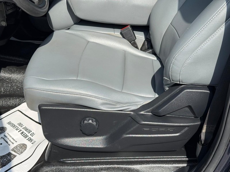 Ford Super Duty F-250 SRW Vehicle Full-screen Gallery Image 11