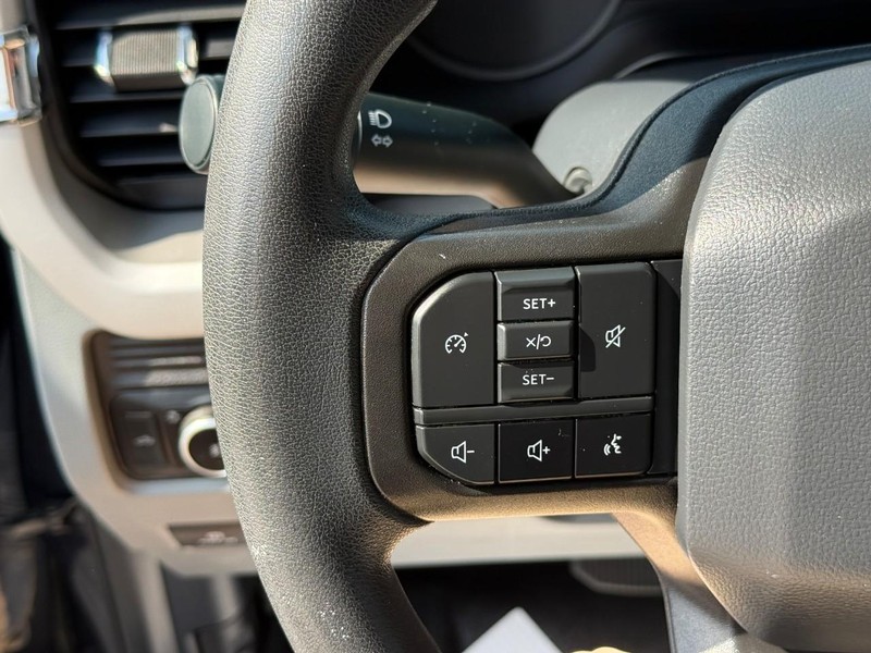 Ford Super Duty F-250 SRW Vehicle Full-screen Gallery Image 12