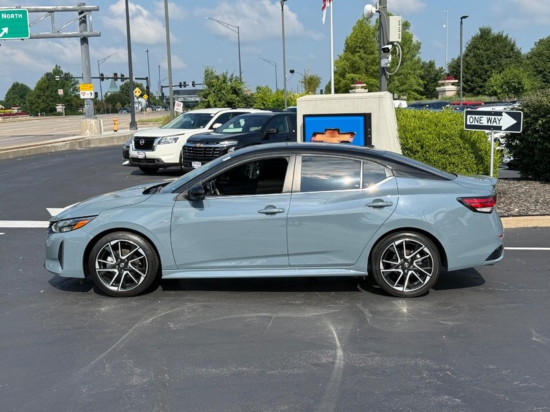 Nissan Sentra Vehicle Full-screen Gallery Image 2