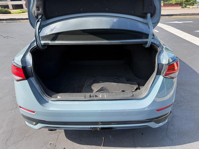 Nissan Sentra Vehicle Full-screen Gallery Image 5