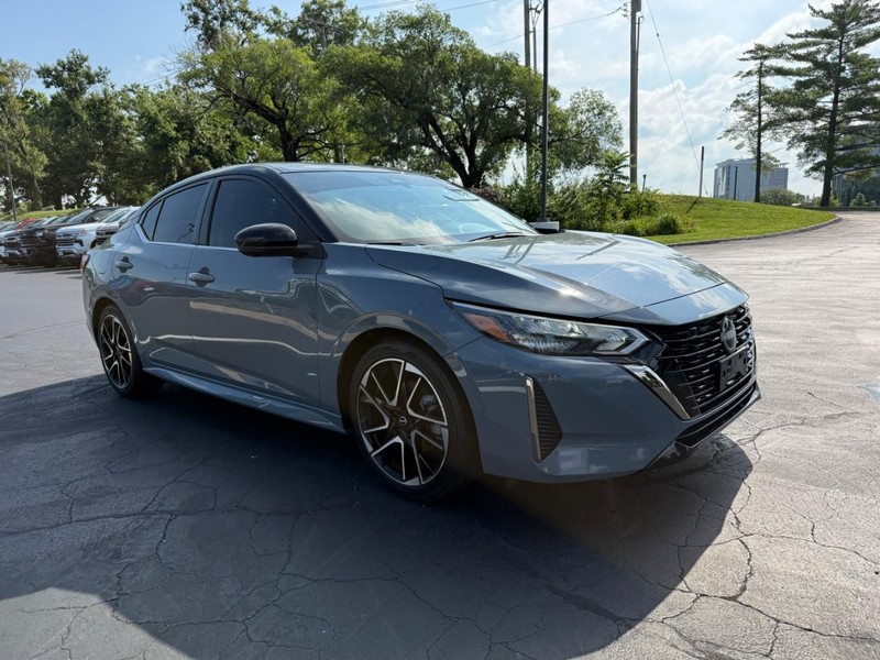 Nissan Sentra Vehicle Full-screen Gallery Image 9