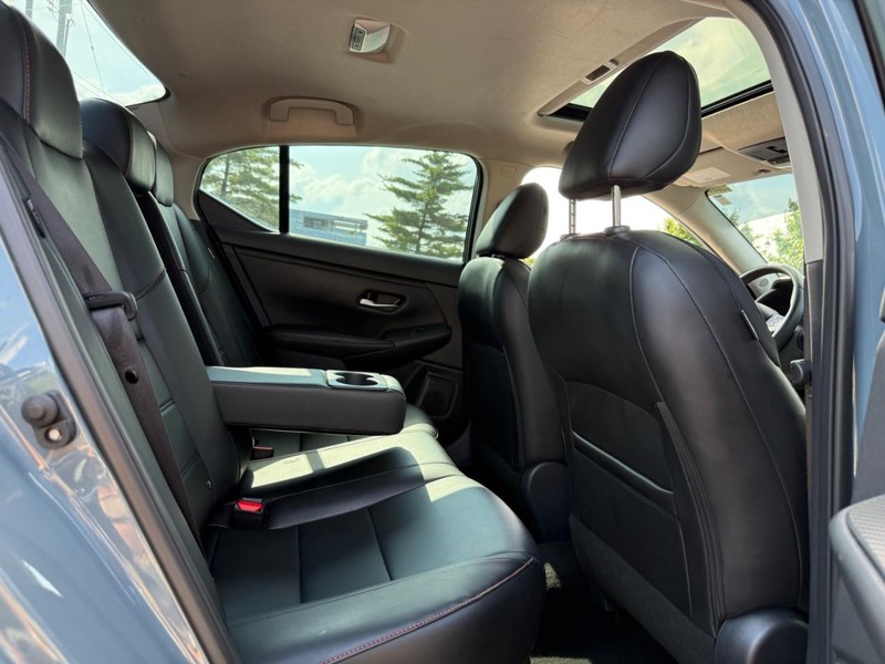 Nissan Sentra Vehicle Full-screen Gallery Image 11