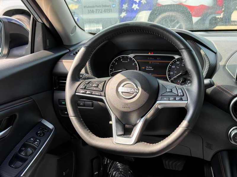 Nissan Sentra Vehicle Full-screen Gallery Image 13