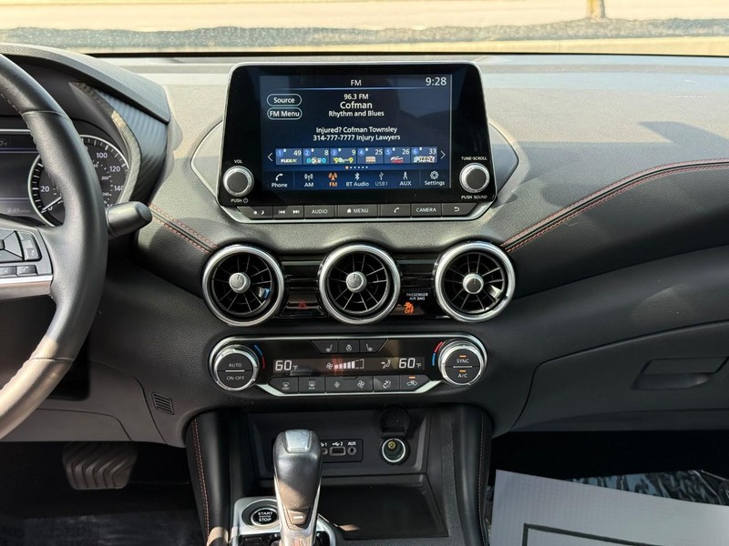 Nissan Sentra Vehicle Full-screen Gallery Image 14