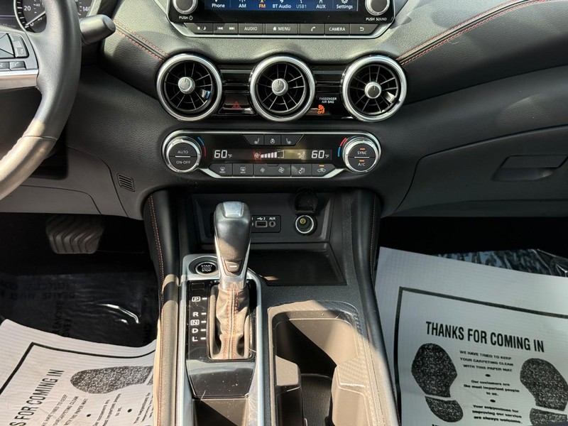 Nissan Sentra Vehicle Full-screen Gallery Image 15