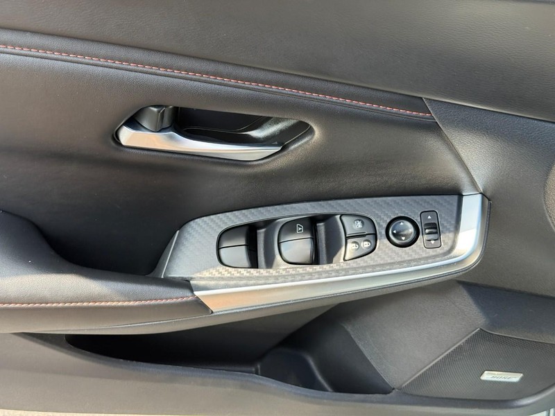 Nissan Sentra Vehicle Full-screen Gallery Image 17