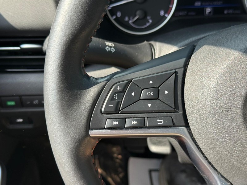 Nissan Sentra Vehicle Full-screen Gallery Image 20