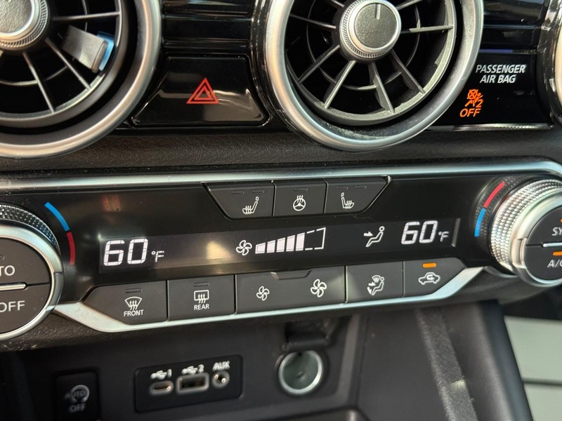 Nissan Sentra Vehicle Full-screen Gallery Image 24