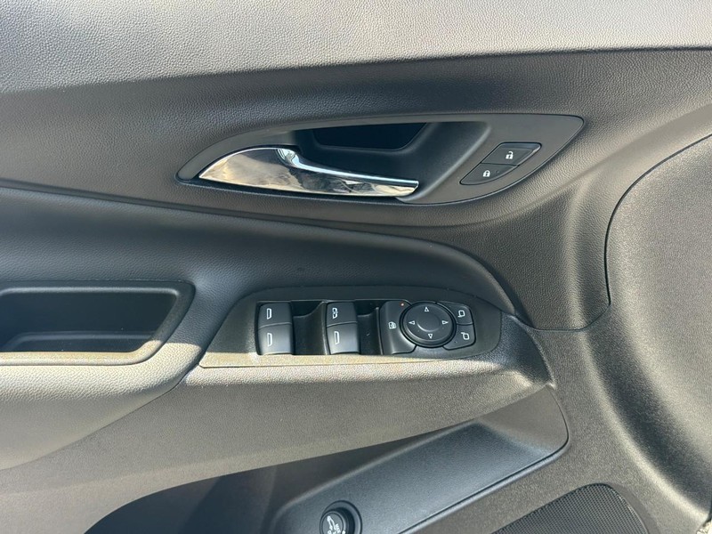Chevrolet Equinox Vehicle Full-screen Gallery Image 15