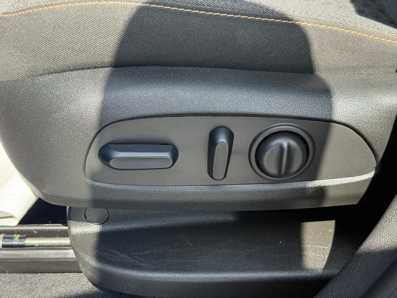 Chevrolet Equinox Vehicle Full-screen Gallery Image 17