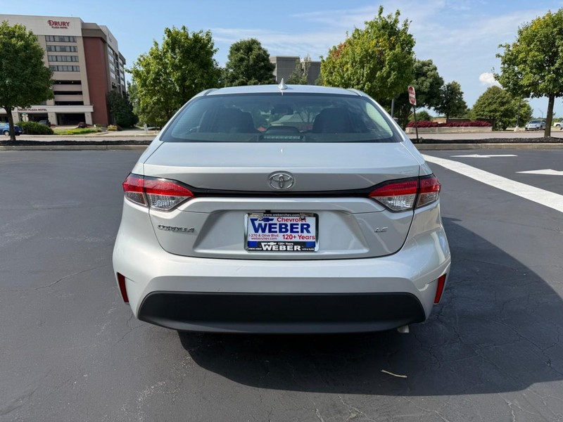 Toyota Corolla Vehicle Full-screen Gallery Image 6