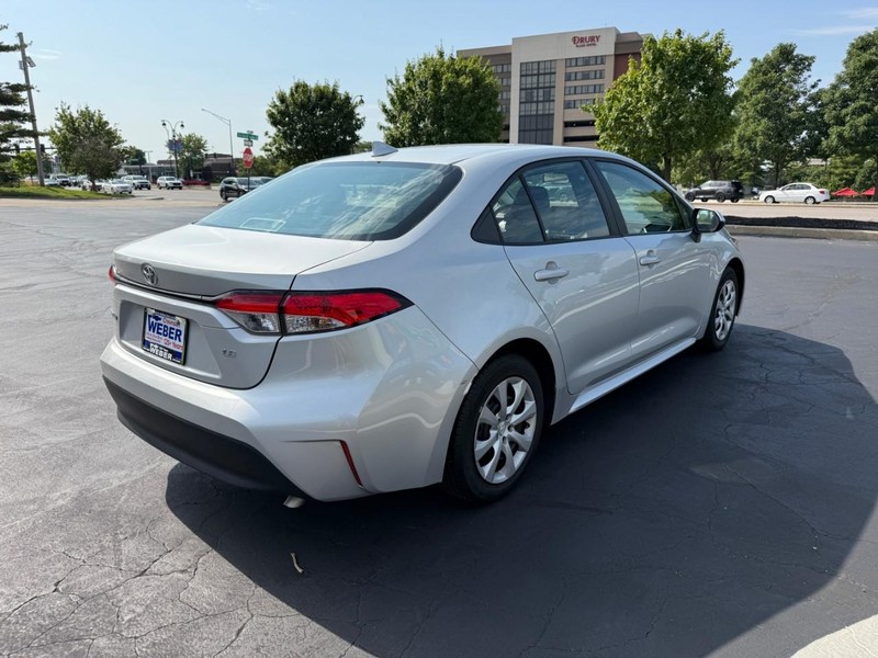 Toyota Corolla Vehicle Full-screen Gallery Image 7