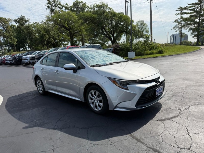 Toyota Corolla Vehicle Full-screen Gallery Image 8