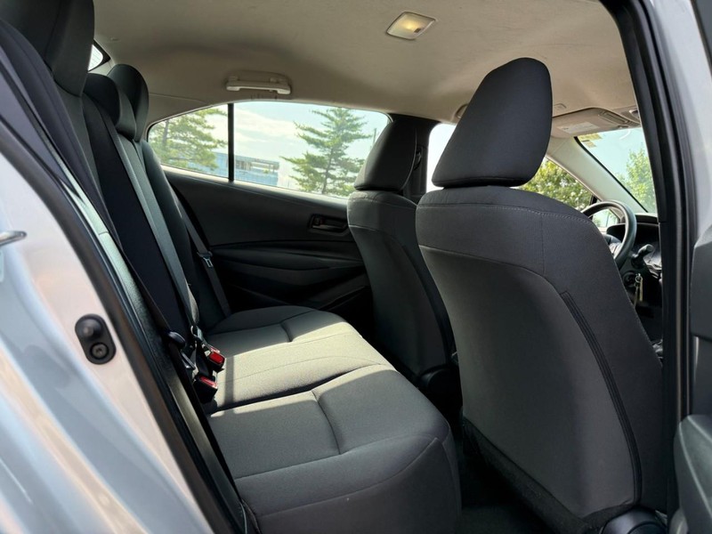 Toyota Corolla Vehicle Full-screen Gallery Image 10