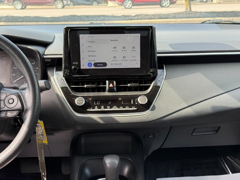 Toyota Corolla Vehicle Full-screen Gallery Image 13
