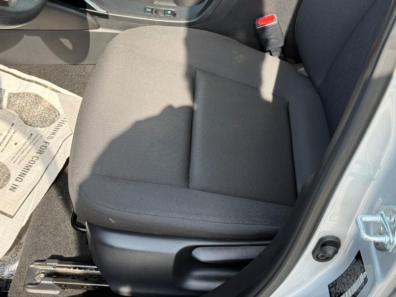 Toyota Corolla Vehicle Full-screen Gallery Image 17