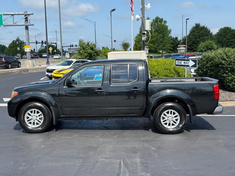 Nissan Frontier Vehicle Full-screen Gallery Image 2