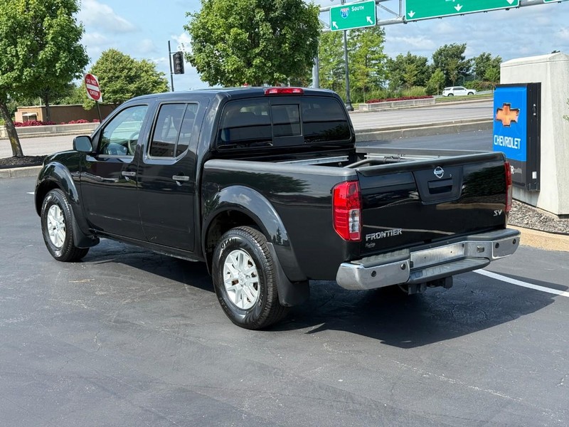 Nissan Frontier Vehicle Full-screen Gallery Image 3