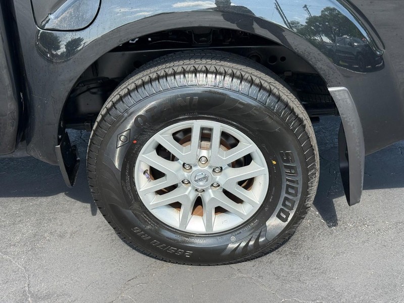 Nissan Frontier Vehicle Full-screen Gallery Image 4