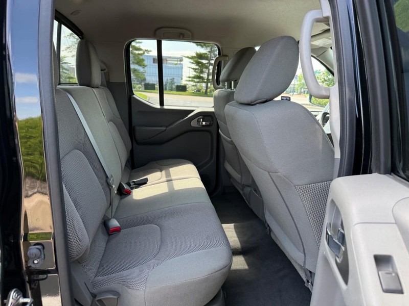 Nissan Frontier Vehicle Full-screen Gallery Image 10