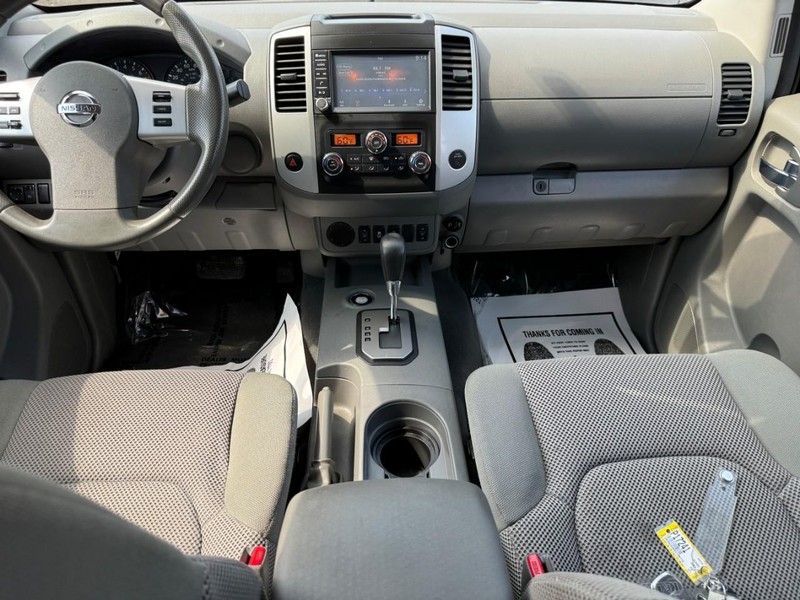 Nissan Frontier Vehicle Full-screen Gallery Image 11