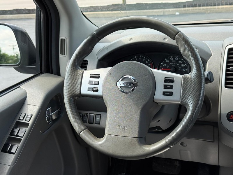Nissan Frontier Vehicle Full-screen Gallery Image 12