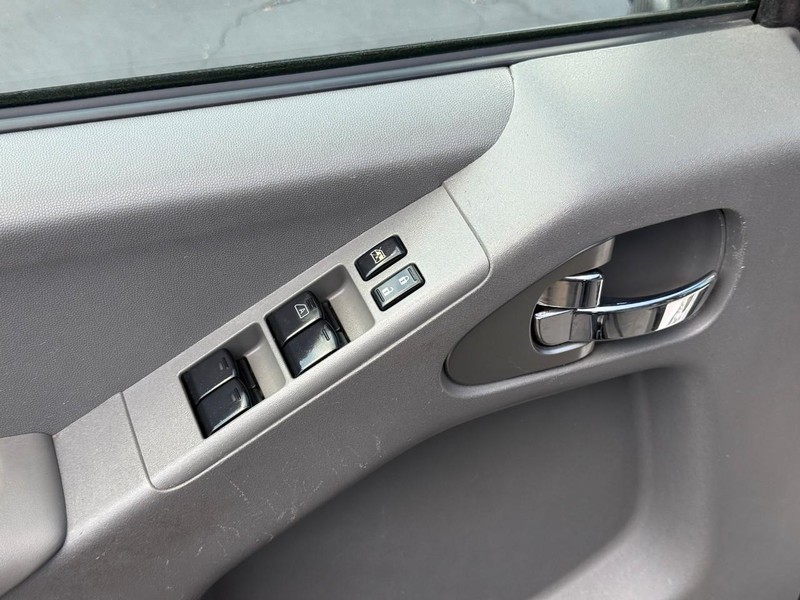 Nissan Frontier Vehicle Full-screen Gallery Image 16