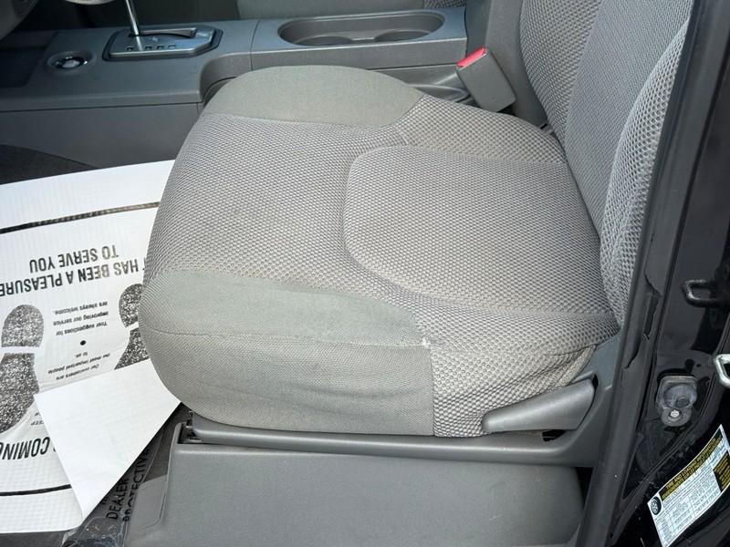 Nissan Frontier Vehicle Full-screen Gallery Image 17
