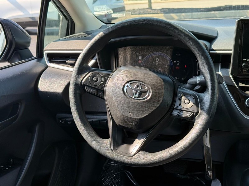 Toyota Corolla Vehicle Full-screen Gallery Image 12