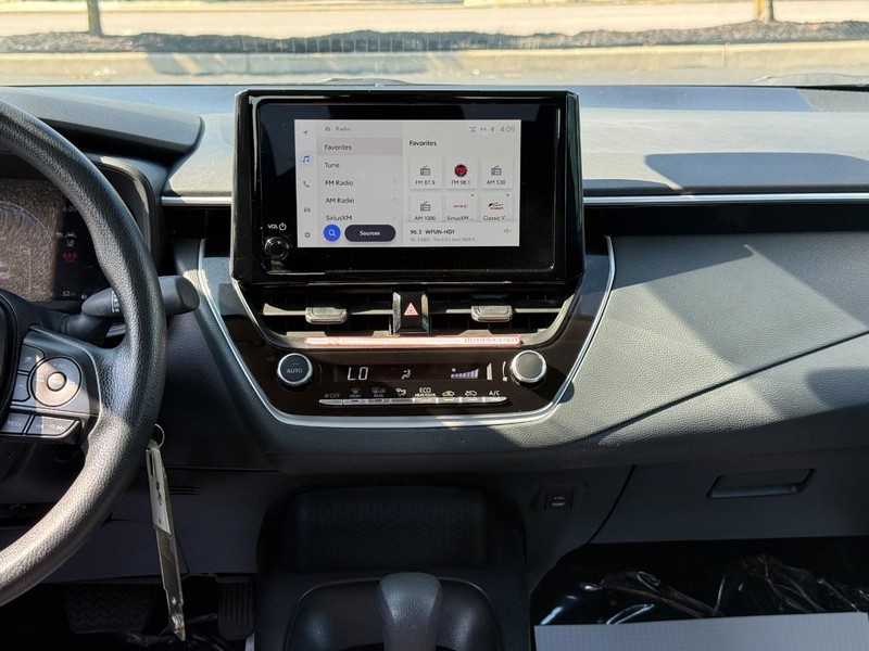 Toyota Corolla Vehicle Full-screen Gallery Image 13