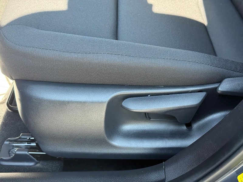 Toyota Corolla Vehicle Full-screen Gallery Image 17