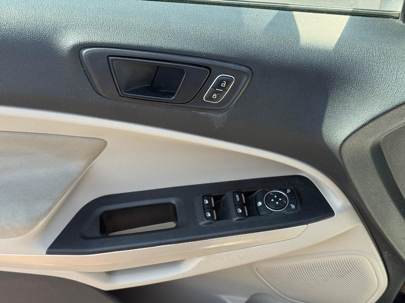 Ford EcoSport Vehicle Full-screen Gallery Image 16