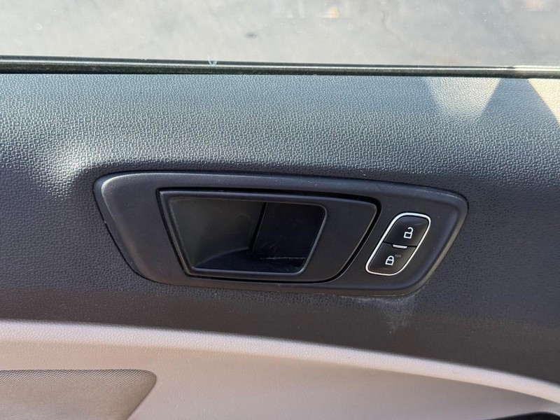 Ford EcoSport Vehicle Full-screen Gallery Image 17