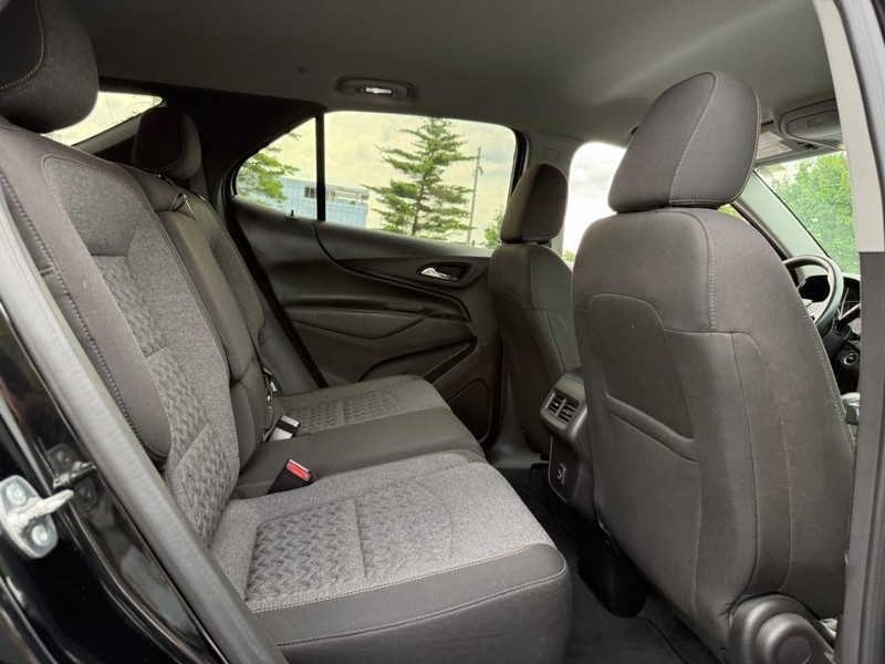 Chevrolet Equinox Vehicle Full-screen Gallery Image 11