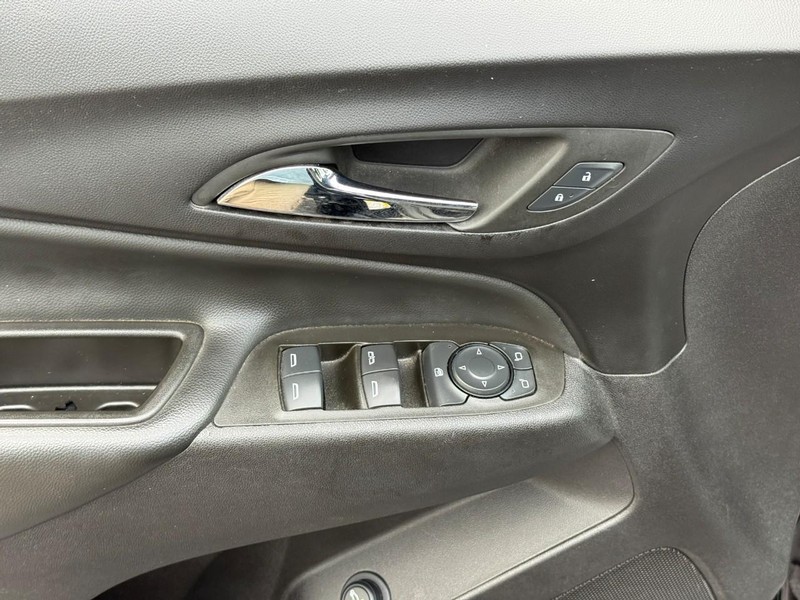 Chevrolet Equinox Vehicle Full-screen Gallery Image 16