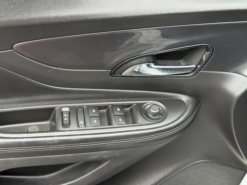 Buick Encore Vehicle Full-screen Gallery Image 15