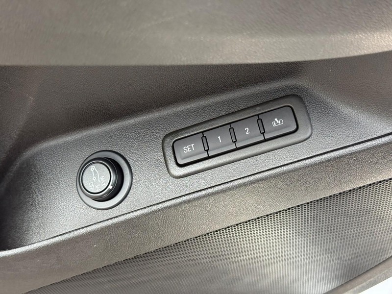 Chevrolet Equinox Vehicle Full-screen Gallery Image 16
