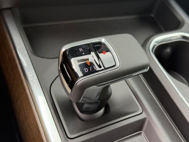 Chevrolet Silverado 1500 Vehicle Full-screen Gallery Image 16