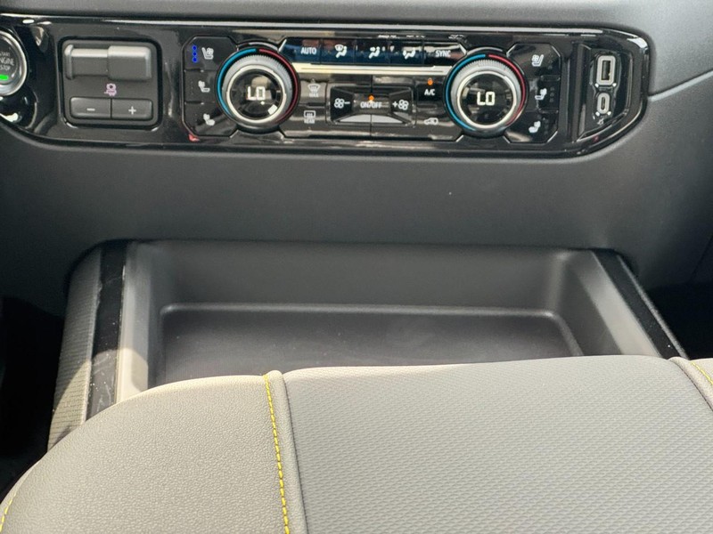 Chevrolet Silverado 2500HD Vehicle Full-screen Gallery Image 9
