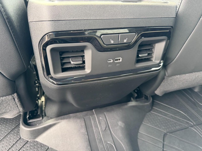 Chevrolet Silverado 2500HD Vehicle Full-screen Gallery Image 10