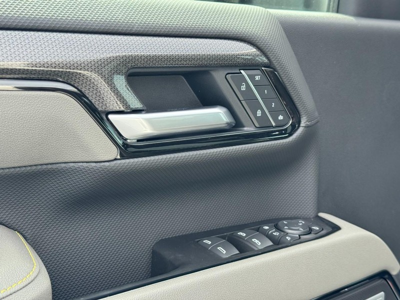 Chevrolet Silverado 2500HD Vehicle Full-screen Gallery Image 12