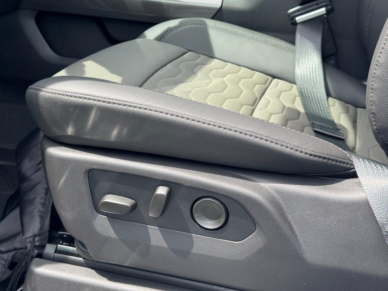 Chevrolet Silverado 2500HD Vehicle Full-screen Gallery Image 13