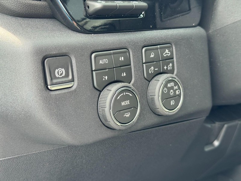 Chevrolet Silverado 2500HD Vehicle Full-screen Gallery Image 14