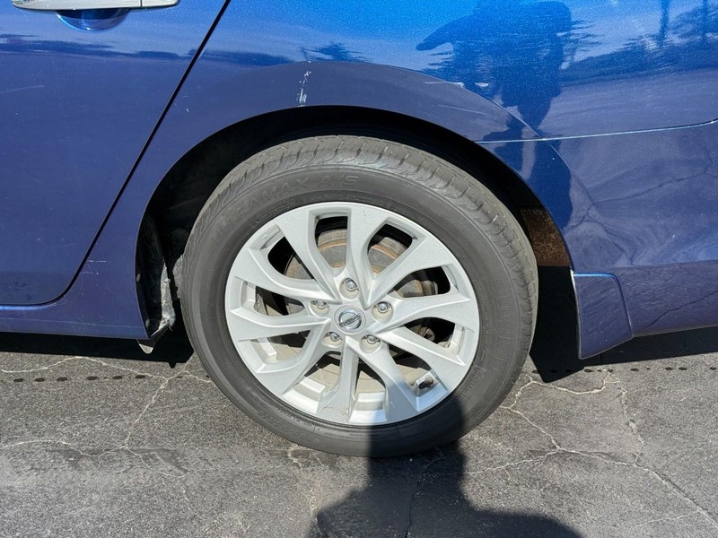 Nissan Sentra Vehicle Full-screen Gallery Image 4