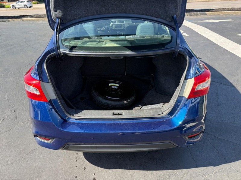 Nissan Sentra Vehicle Full-screen Gallery Image 5