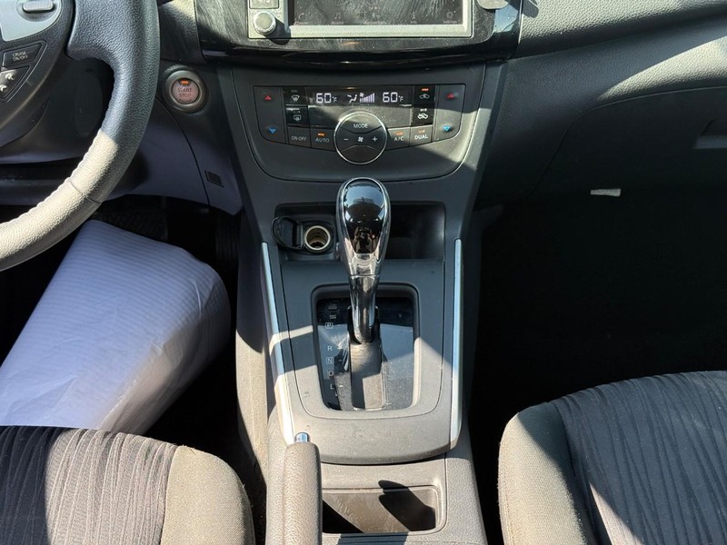 Nissan Sentra Vehicle Full-screen Gallery Image 16