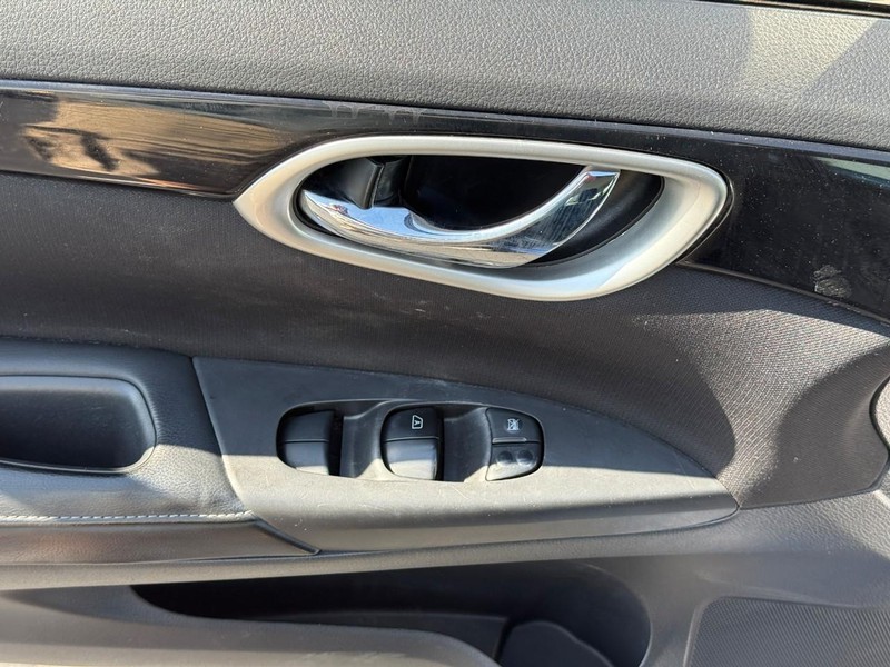 Nissan Sentra Vehicle Full-screen Gallery Image 17